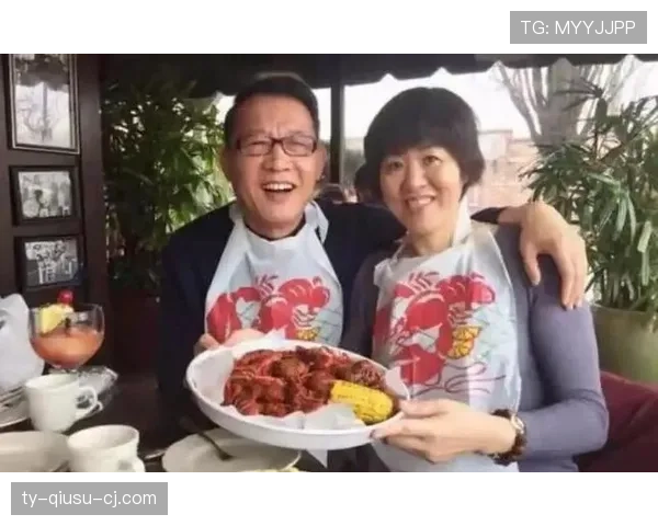 小区门口遇到郎平——穿得随意但那买菜袋散发着贵气，普通人瞬间尴尬