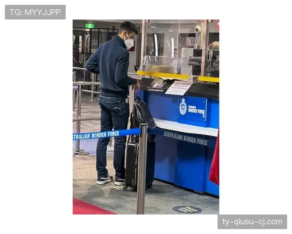 德约球场上拼命，机场却拎着小白鞋逛街，这差距有点让人服气